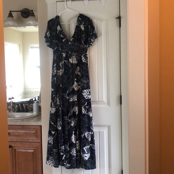 Medium Lulus Dress. - Picture 2 of 5